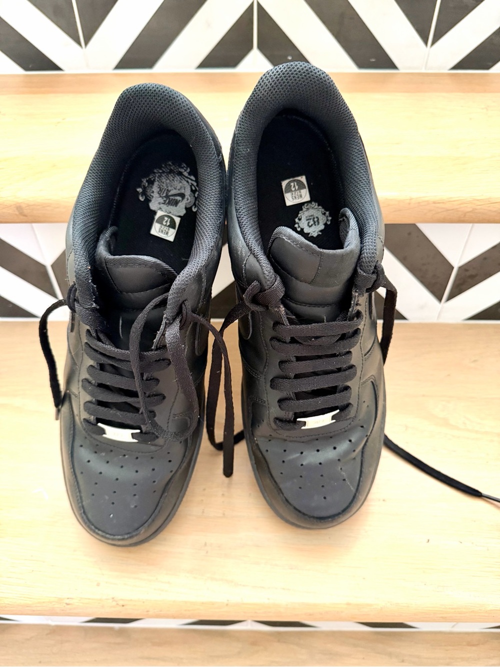 Nike Men's Black Low-Top Leather Sneakers